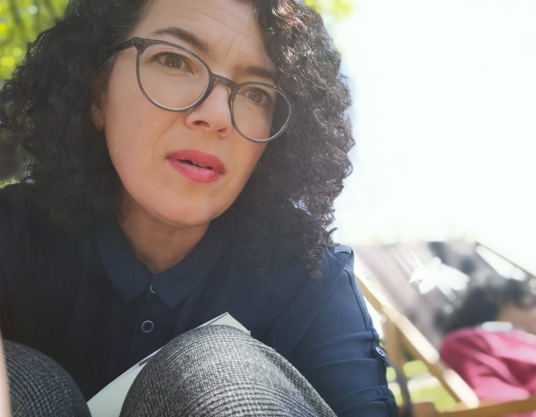 KI‑Porträt einer Frau im Business‑Look KI‑generiertes Bild einer Frau im Anzug im Business‑Look.